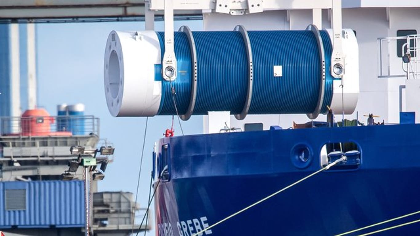 Ein Castor-Behälter wird vom Schiff in den Zug geladen.