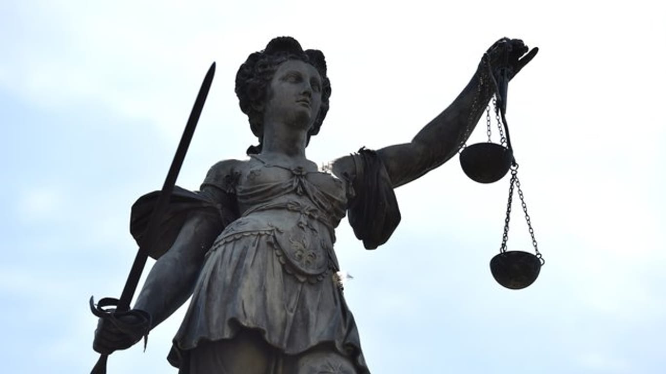 Eine Bronzestatue der Justitia: In Berlin beginnt der Prozess gegen eine "Wunderheilung".