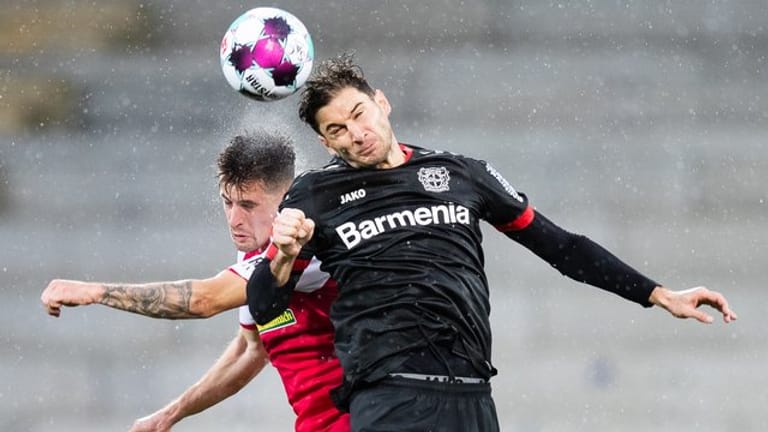 Freiburgs Baptiste Santamaria (l) in Aktion gegen Leverkusens Lucas Alario (r).