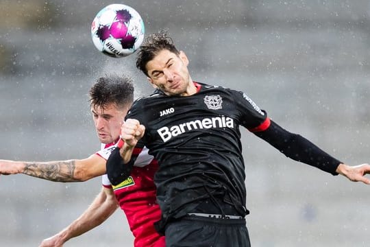 Freiburgs Baptiste Santamaria (l) in Aktion gegen Leverkusens Lucas Alario (r).