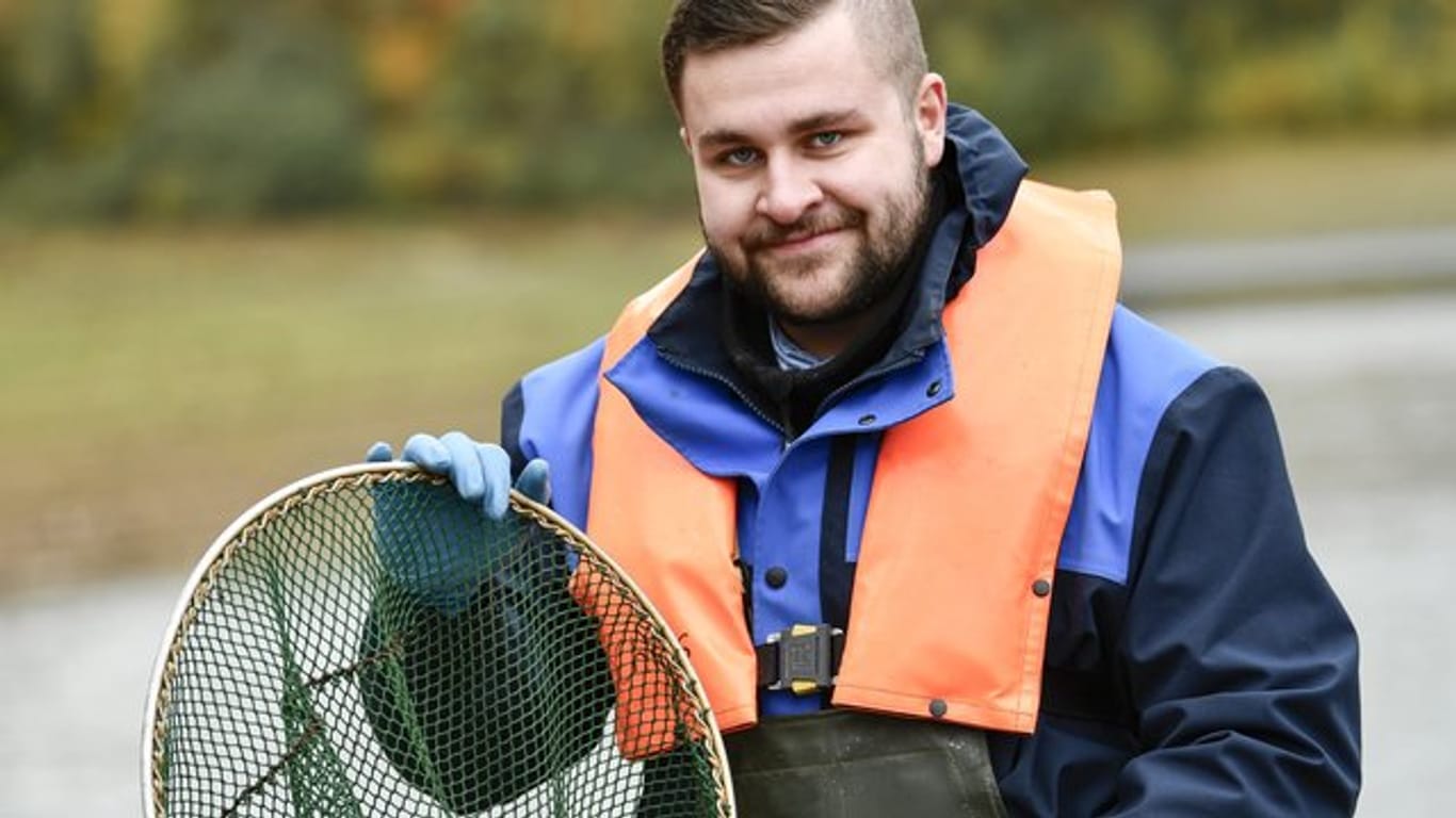 Schwere Zugnetze, Kescher und Kübel: Die Arbeit angehender Fischwirte wie Christopher Deimen ist oft körperlich anstrengend.