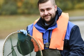 Schwere Zugnetze, Kescher und Kübel: Die Arbeit angehender Fischwirte wie Christopher Deimen ist oft körperlich anstrengend.