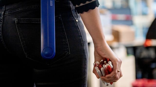 Kugelschreiber in der Hand (Symbolbild): Arbeitnehmer sollten sehr vorsichtig damit sein, etwas mit nach Hause zu nehmen.