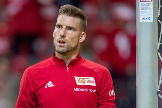 Unions Torwart Andreas Luthe steht vor einem Spiel mit konzentriertem Blick auf dem Spielfeld.