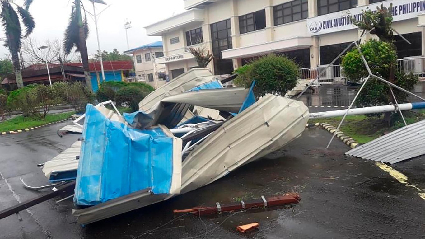 Philippinen, Naga: Beschädigte Bauteile des Flughafens Naga. Der Taifun traf am frühen Sonntag mit heftigen Winden auf die östlichen Philippinen.
