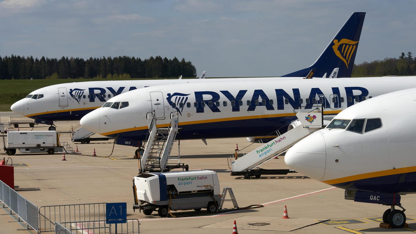 Rynair am Boden (Symbolbild): Mehrere Maschinen der Airline warten am rheinland-pfälzischen Flughafen Hahn auf ihren nächsten Flug.