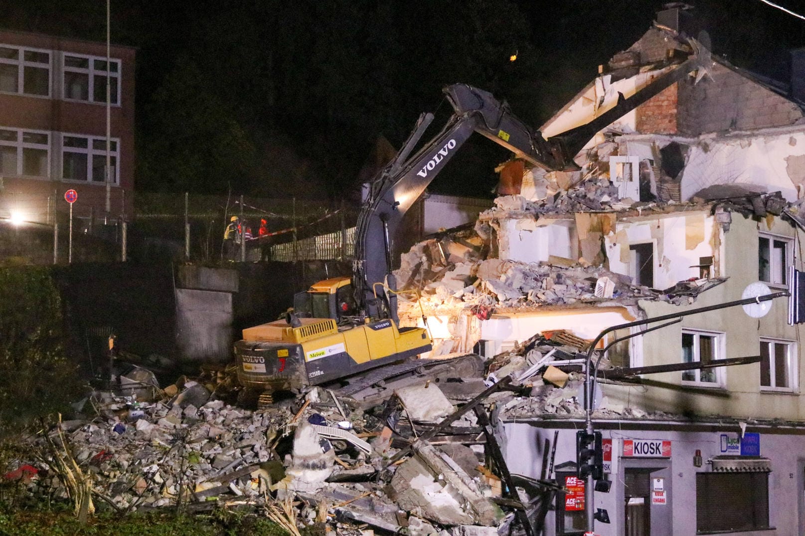 Ein Bagger auf den Trümmern: Das Dachgeschoss und der dritte Stock des Gebäudes wurden durch die Detonation komplett zerstört.