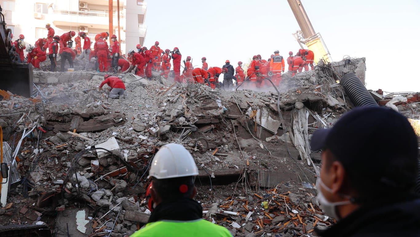 Türkei, Izmir: Ein starkes Erdbeben in der Ägäis hat am 30. Oktober in der Westtürkei und auf den griechischen Inseln für große Zerstörung gesorgt.