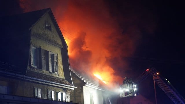 Feuerwehrleute versuchen, den Brand in Nürtingen zu löschen.