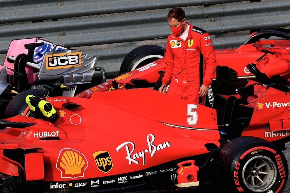 Sebastian Vettel schaut sich sein Auto an: Seine pannenreiche Ferrari-Saison ging in Imola weiter.