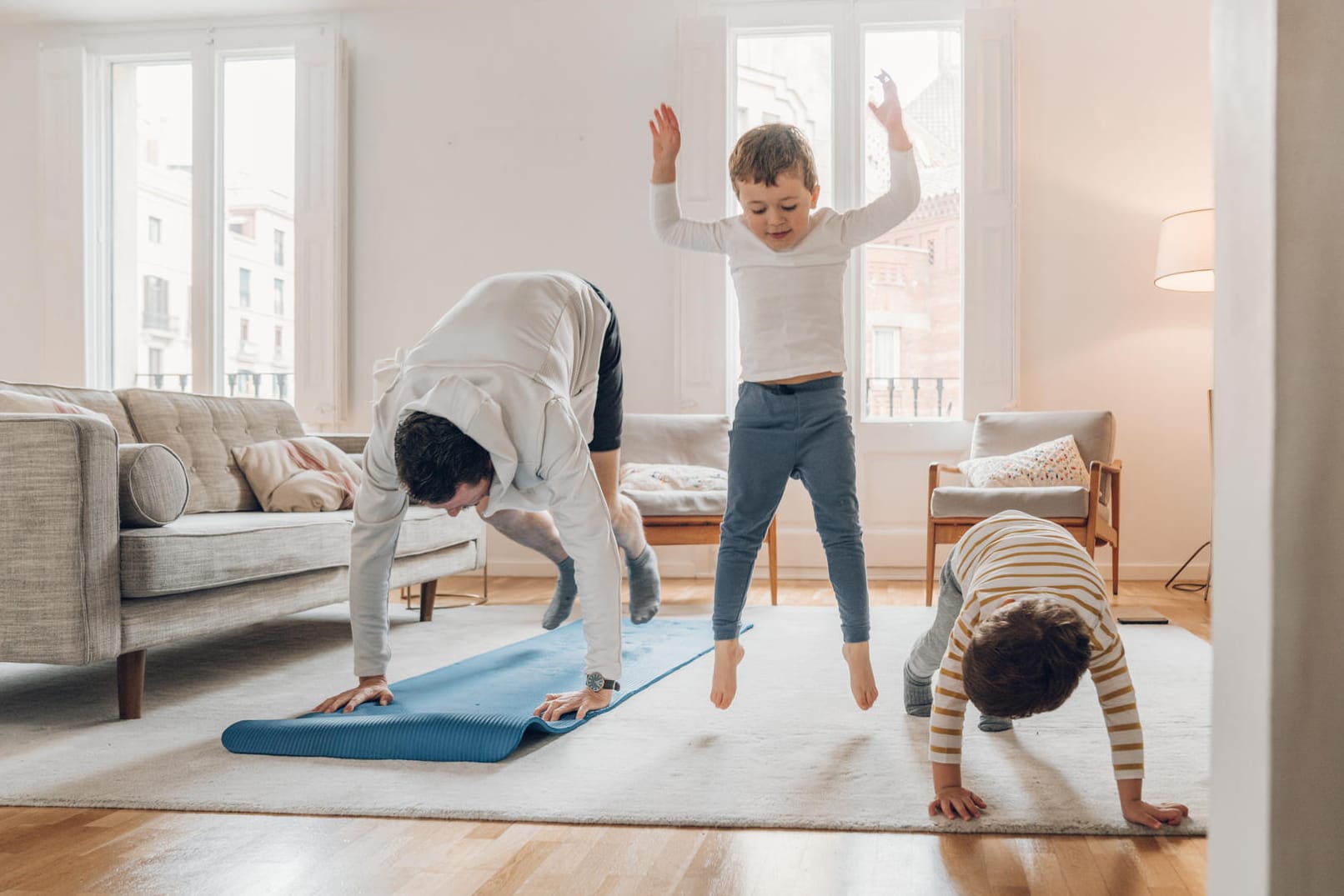 Hüpfen und Springen zuhause: Beim Lärm spielt es auch immer eine Rolle, wie hellhörig das Haus insgesamt ist.