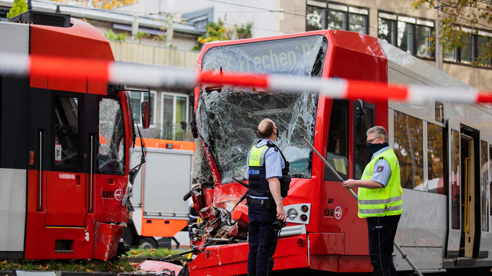 Zwei Straßenbahnen stehen nach einer Kollision am Neumarkt neben den Gleisen: Bei dem Frontalzusammenstoß sind mindestens 20 Menschen verletzt worden.