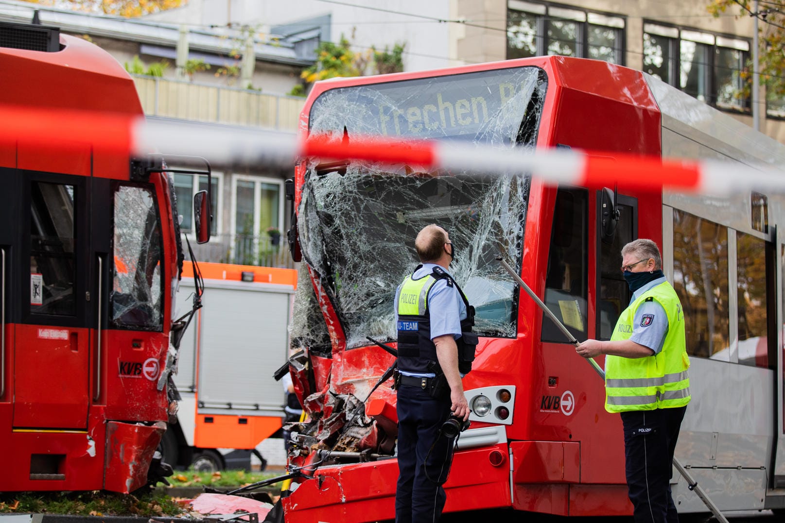 Zwei Straßenbahnen stehen nach einer Kollision am Neumarkt neben den Gleisen: Bei dem Frontalzusammenstoß sind mindestens 20 Menschen verletzt worden.