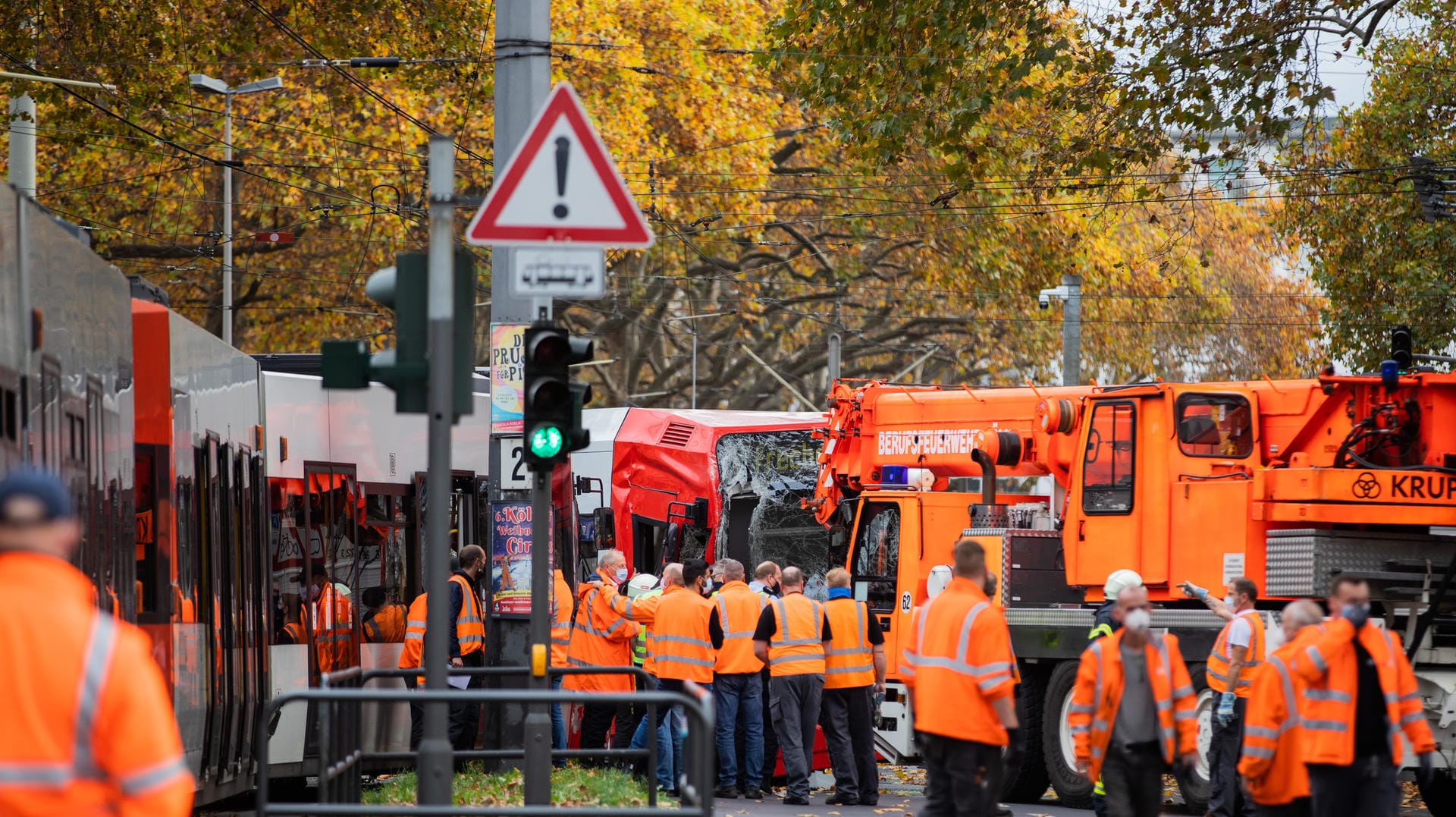 Rettunsgkräfte arbeiten neben zwei Straßenbahnen: Wegen des Unfalls ist es zu Verkehrsbehinderungen gekommen.