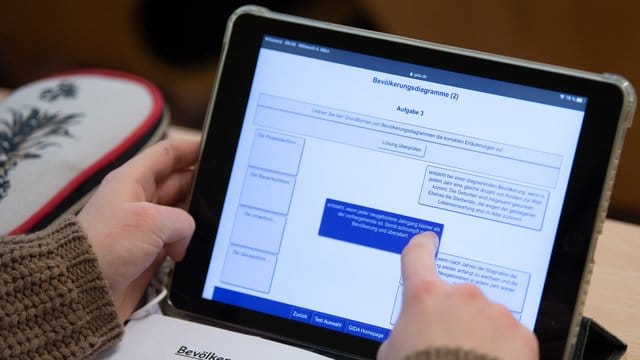 Eine Schülerin und deren Familie hatten beim Jobcenter 460 Euro für ein iPad beantragt - vergeblich (Archiv). Eine Schülerin und deren Familie hatten beim Jobcenter 460 Euro für ein iPad beantragt - vergeblich (Archiv).