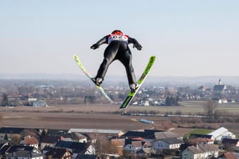 Katharina Althaus in der Luft. Im Hintergrund sind Häuser zu sehen: In Pyeongchang gewann die Skispringerin die Silber-Medaille.