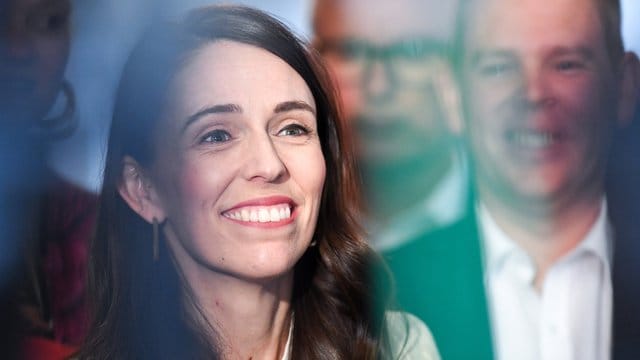 Obwohl ihre Labour-Partei alleine regieren könnte, hat Ministerpräsidentin Ardern die Fortsetzung der Koalition mit den Grünen angekündigt. Obwohl ihre Labour-Partei alleine regieren könnte, hat Ministerpräsidentin Ardern die Fortsetzung der Koalition mit den Grünen angekündigt.