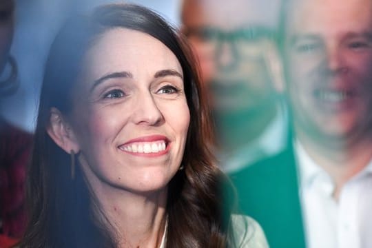 Obwohl ihre Labour-Partei alleine regieren könnte, hat Ministerpräsidentin Ardern die Fortsetzung der Koalition mit den Grünen angekündigt.