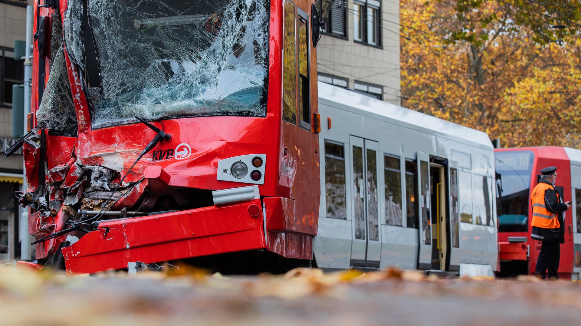 Eine der schwer beschädigten Straßenbahnen: Durch den Aufprall sind die beiden Fahrer schwer verletzt worden.