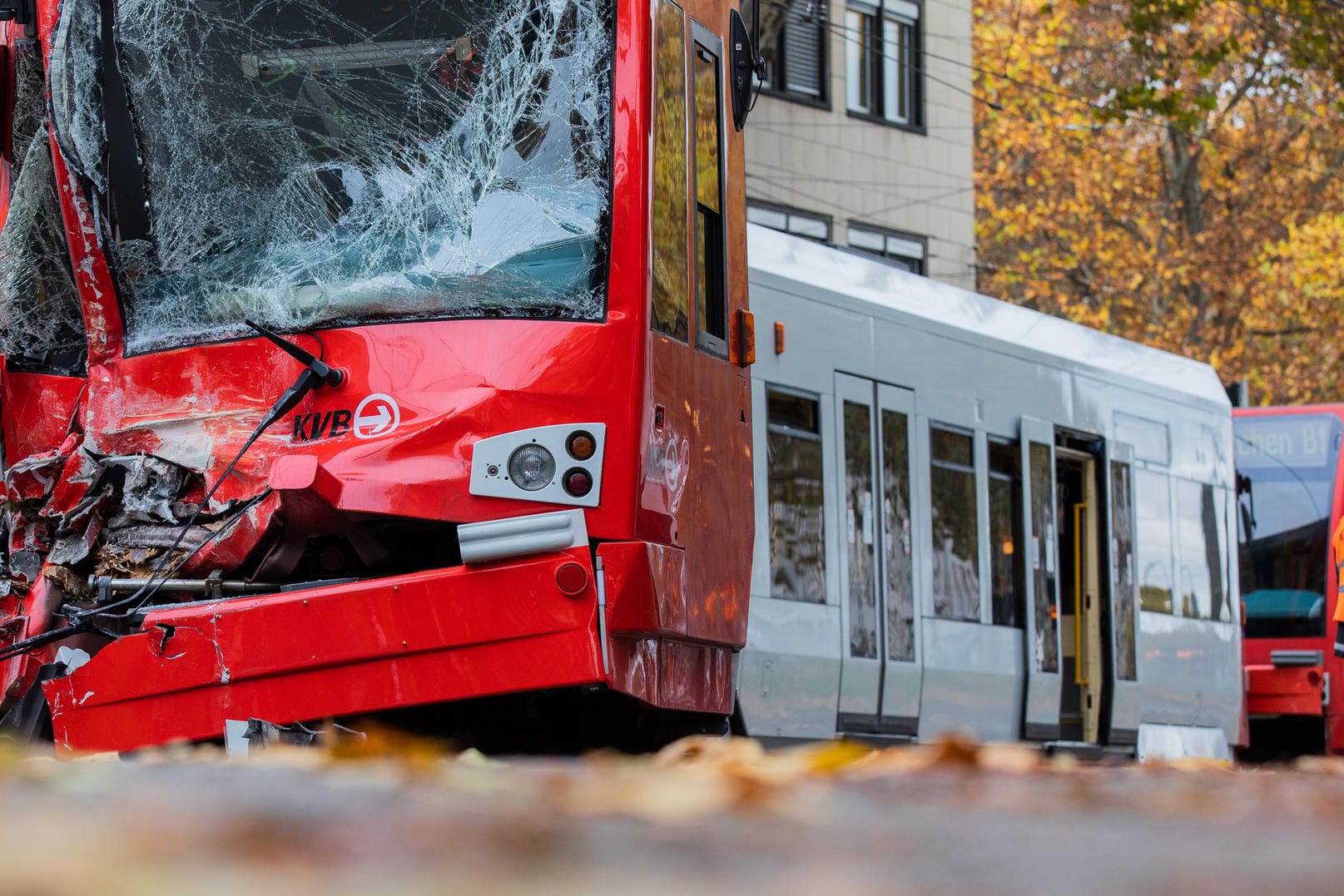 Eine der schwer beschädigten Straßenbahnen: Durch den Aufprall sind die beiden Fahrer schwer verletzt worden.