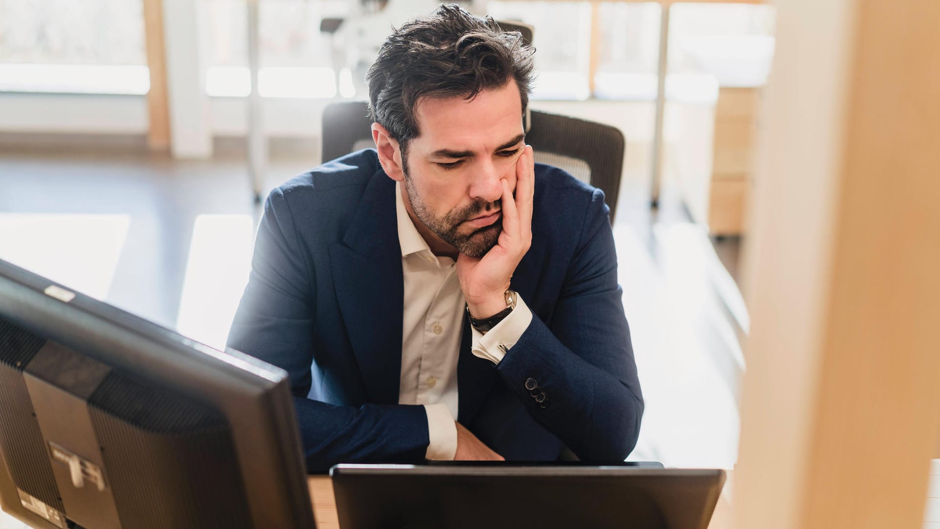 Ein unzufriedener Büroangesteller (Symbolbild): Deutsche Männer sind im EU-Vergleich überdurchschnittlich oft unglücklich mit ihrem Job.