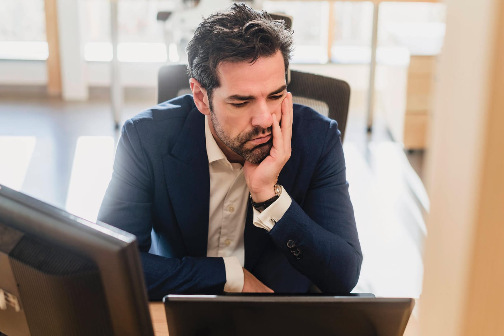 Ein unzufriedener Büroangesteller (Symbolbild): Deutsche Männer sind im EU-Vergleich überdurchschnittlich oft unglücklich mit ihrem Job.