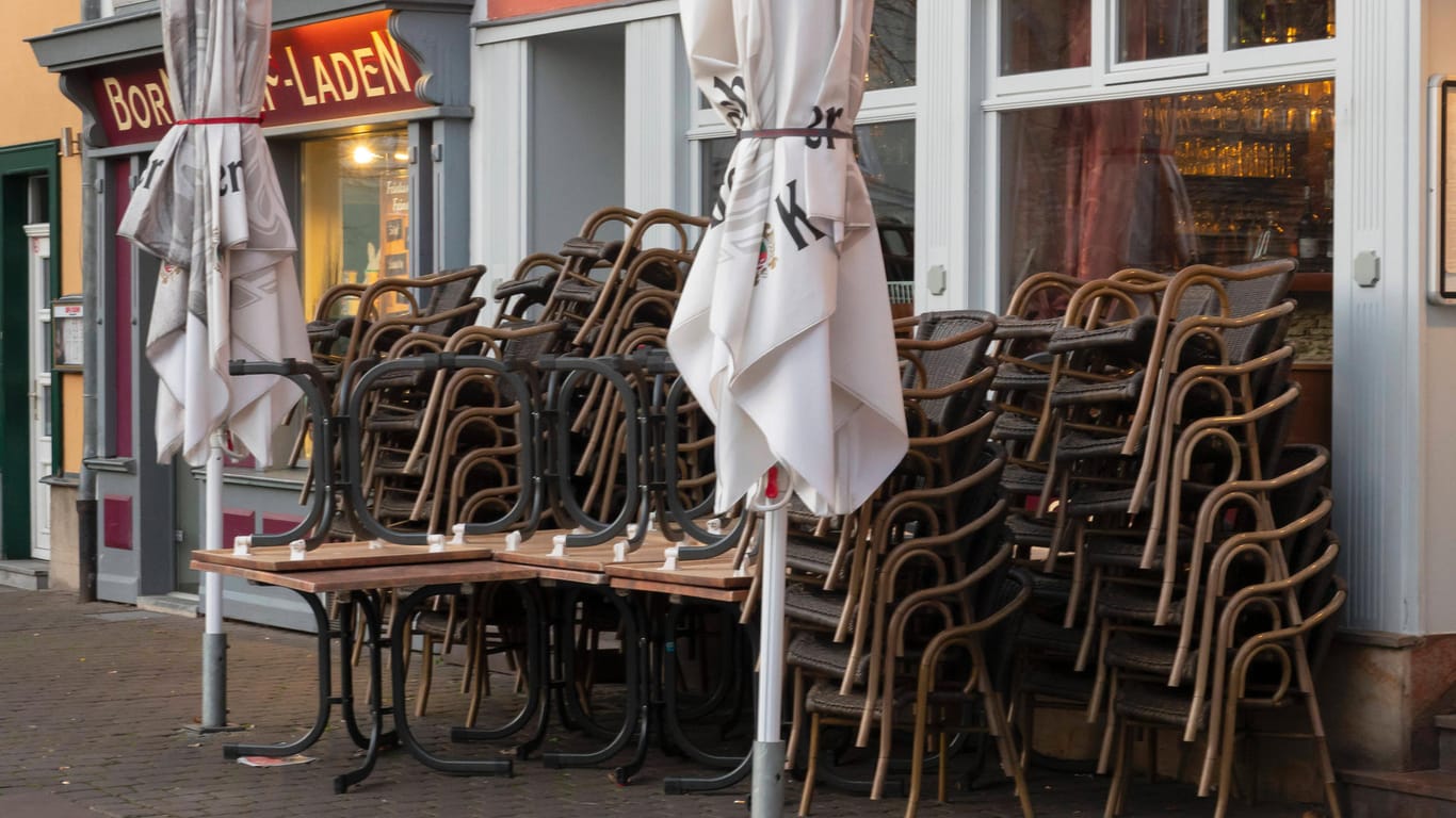 Stühle stehen im März vor einem geschlossenen Restaurant auf dem Wenigemarkt: Auch im November müssen Gastronomen ihre Läden wieder schließen.