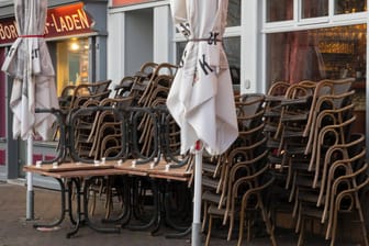 Stühle stehen im März vor einem geschlossenen Restaurant auf dem Wenigemarkt: Auch im November müssen Gastronomen ihre Läden wieder schließen.