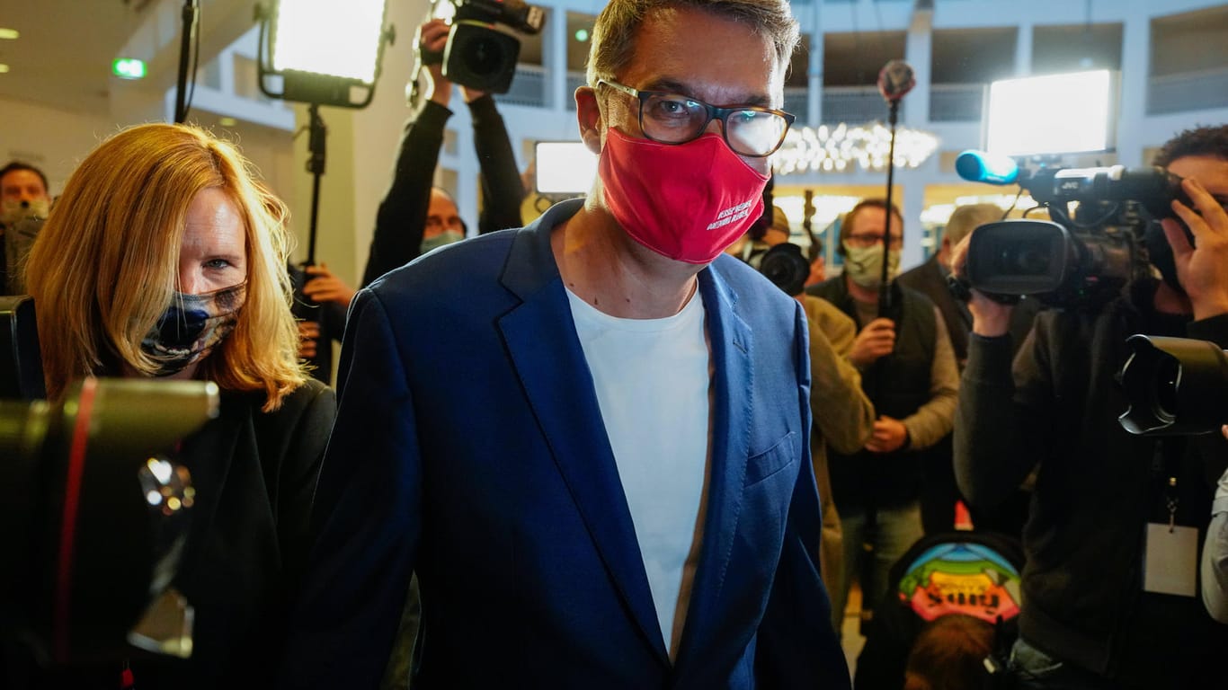 Thomas Westphal (SPD) neben seiner Ehefrau Janine: Er gewannt die OB-Stichwahl gegen Ullrich Sierau.