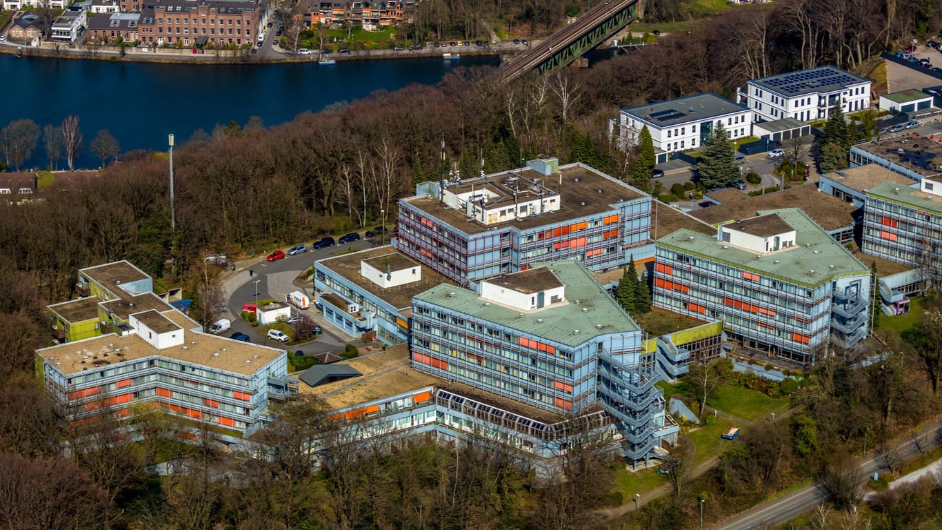 Die Rhein-Ruhr-Klinik in Essen-Kettwig von oben (Archivbild): Hier hat es einen Corona-Ausbruch gegeben.