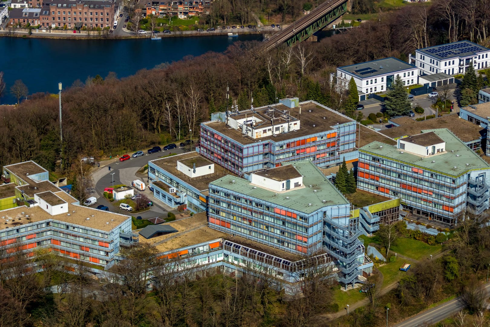 Die Rhein-Ruhr-Klinik in Essen-Kettwig von oben (Archivbild): Hier hat es einen Corona-Ausbruch gegeben.