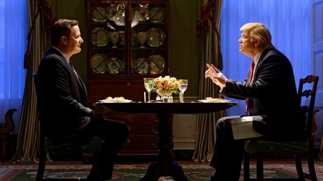 Jeff Daniels als James Comey (l) und Brendan Gleeson als Donald Trump in einer Szene von "The Comey Rule". Jeff Daniels als James Comey (l) und Brendan Gleeson als Donald Trump in einer Szene von "The Comey Rule".