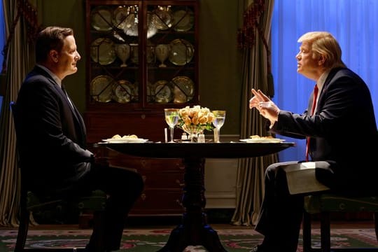 Jeff Daniels als James Comey (l) und Brendan Gleeson als Donald Trump in einer Szene von "The Comey Rule".