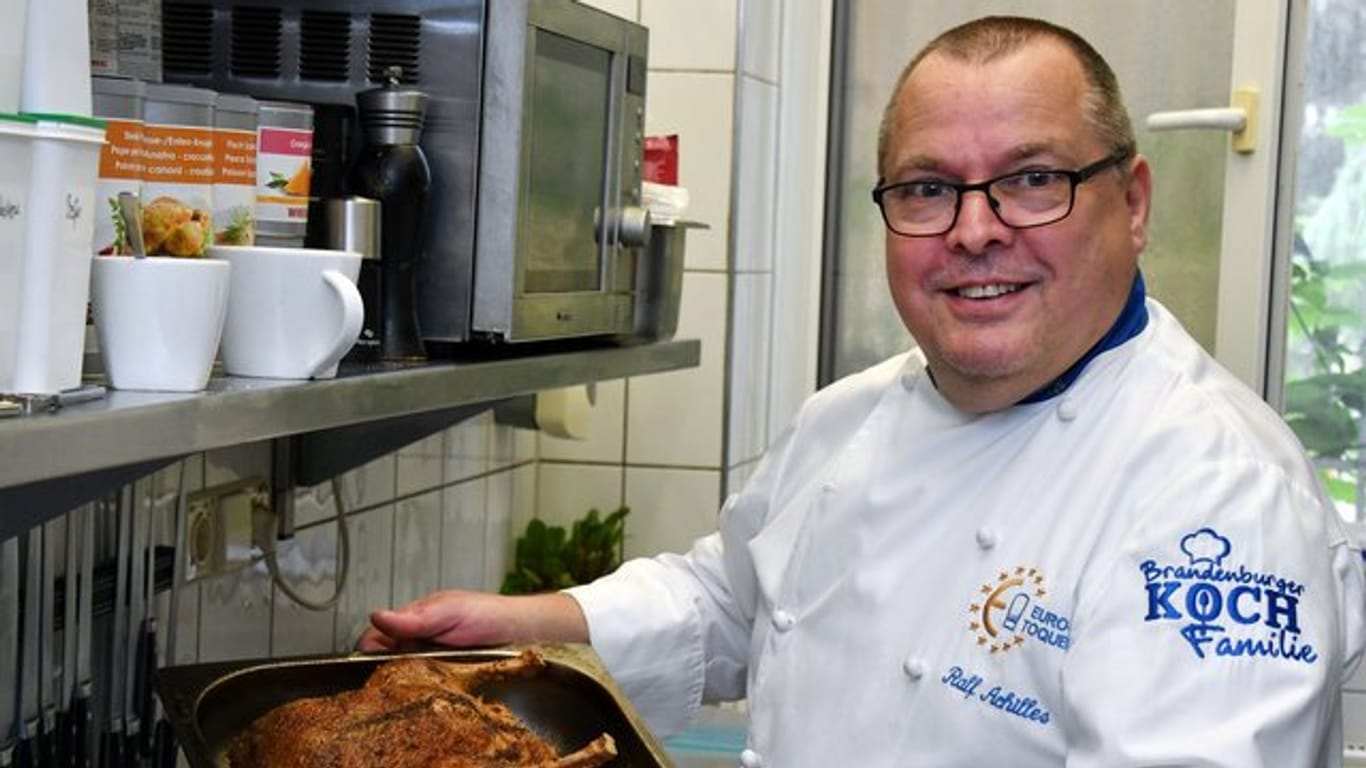 Küchenchef Ralf Achilles vom Restaurant "Schönblick" wählt für die alle zwei Wochen wechselnde Karte vor allem regionale Spezialitäten aus.