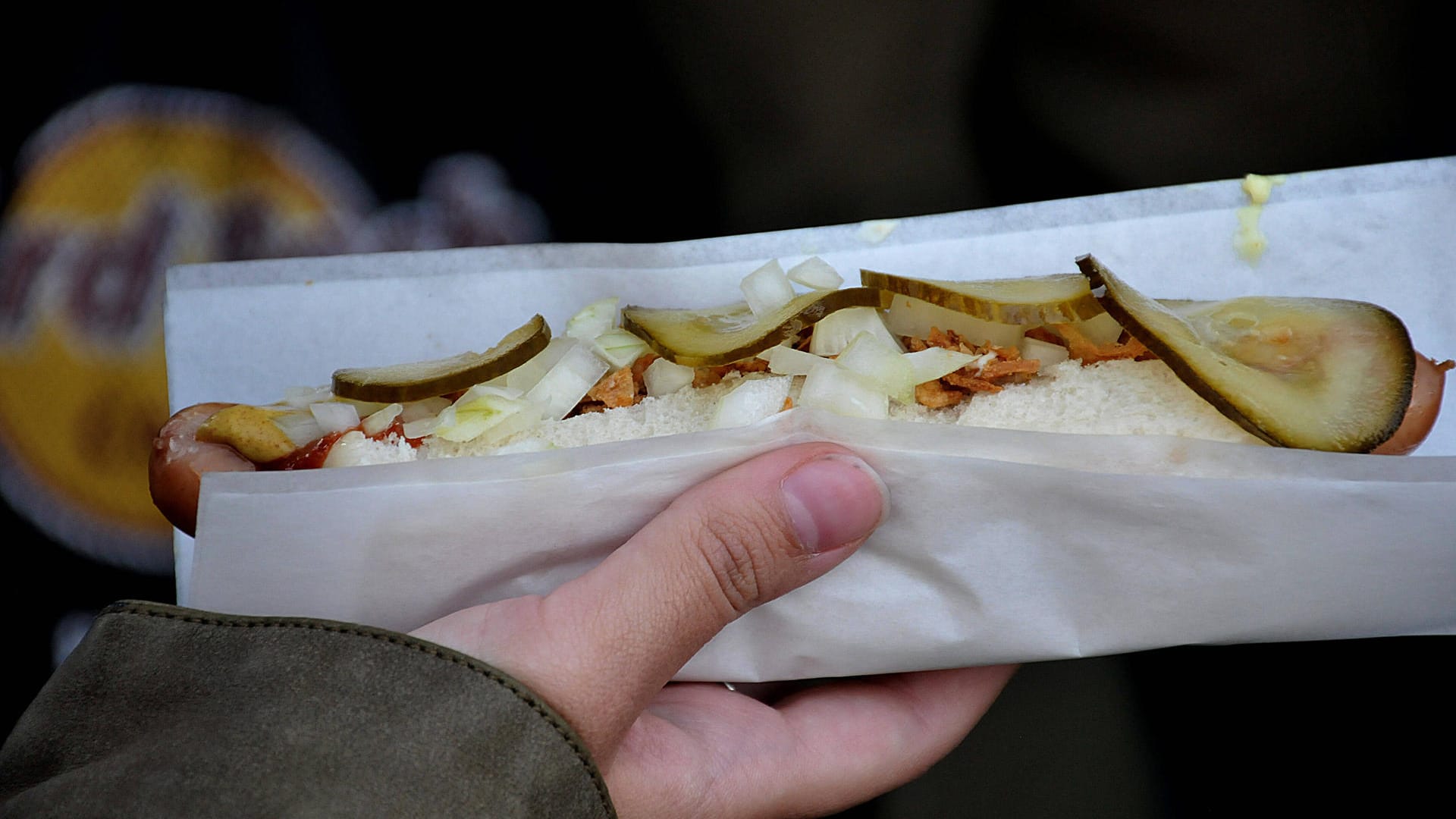 Eine Frau hält einen Hotdog in der Hand (Symbolbild): Ein 35-Jähriger landete im Gefängnis, nachdem er zwei Hotdogs gestohlen hatte. Eine Frau hält einen Hotdog in der Hand (Symbolbild): Ein 35-Jähriger landete im Gefängnis, nachdem er zwei Hotdogs gestohlen hatte.