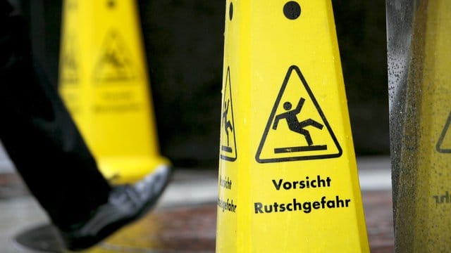Wird im Supermarkt der Boden gereinigt, sollten Kunden darauf hingewiesen werden. Wird im Supermarkt der Boden gereinigt, sollten Kunden darauf hingewiesen werden.