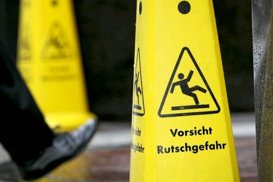 Wird im Supermarkt der Boden gereinigt, sollten Kunden darauf hingewiesen werden. Wird im Supermarkt der Boden gereinigt, sollten Kunden darauf hingewiesen werden.