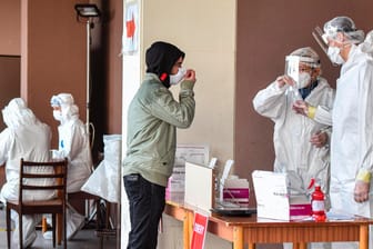 Testzentrum in der Slowakei: Alle Bürger und Bürgerinnen zwischen zehn und 65 Jahren sind aufgerufen, sich testen zu lassen.