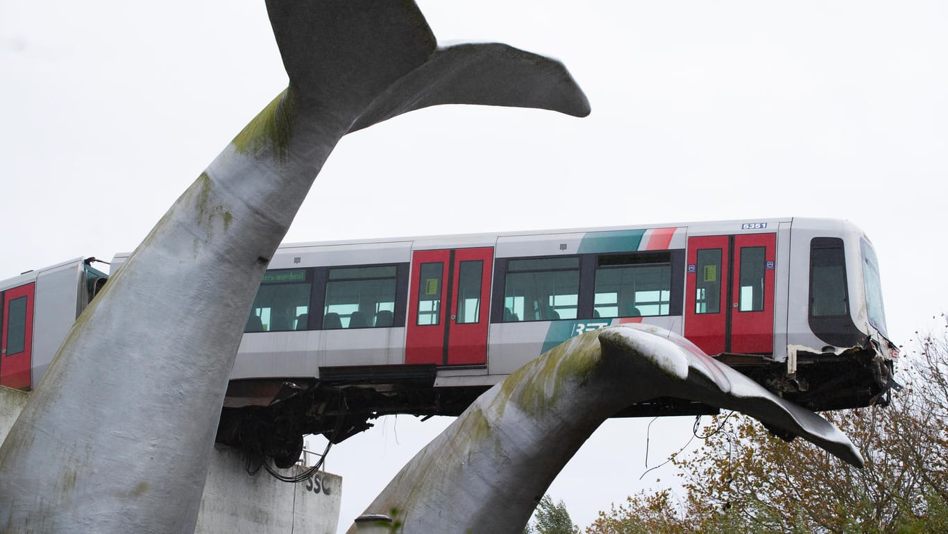 Rotterdam: Eine Straßenbahn ist entgleist und fast zehn Meter in die Tiefe gestürzt. Eine Kunst-Skulptur verhinderte dies.