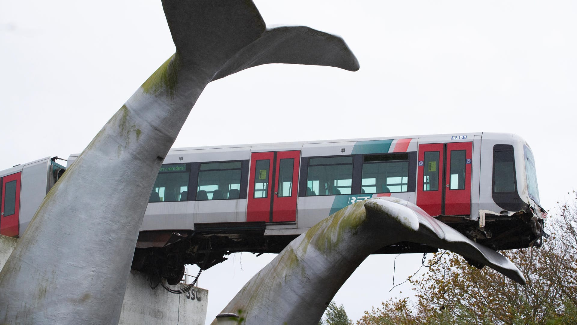 Rotterdam: Eine Straßenbahn ist entgleist und fast zehn Meter in die Tiefe gestürzt. Eine Kunst-Skulptur verhinderte dies. Rotterdam: Eine Straßenbahn ist entgleist und fast zehn Meter in die Tiefe gestürzt. Eine Kunst-Skulptur verhinderte dies.