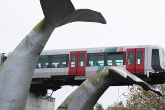 Rotterdam: Eine Straßenbahn ist entgleist und fast zehn Meter in die Tiefe gestürzt. Eine Kunst-Skulptur verhinderte dies.