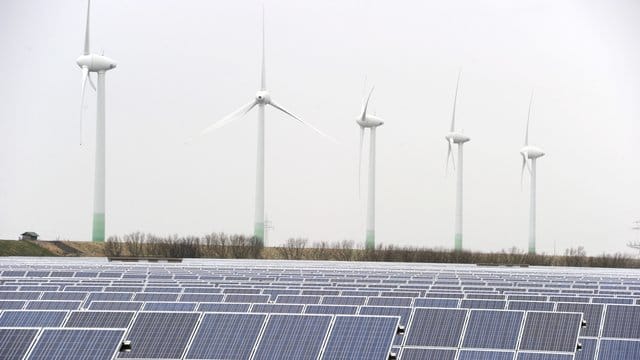 Damit bis 2030 die CO2-Emissionen um 40 Prozent sinken, müsste der Energieagentur zufolge der Anteil des Stroms aus Wind und Sonne massiv steigen. Damit bis 2030 die CO2-Emissionen um 40 Prozent sinken, müsste der Energieagentur zufolge der Anteil des Stroms aus Wind und Sonne massiv steigen.