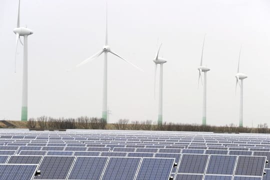 Damit bis 2030 die CO2-Emissionen um 40 Prozent sinken, müsste der Energieagentur zufolge der Anteil des Stroms aus Wind und Sonne massiv steigen.