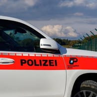 Fahrzeug der Schweizer Polizei: Die Leichen wurden in einem Einfamilienhaus im Kanton Aargau entdeckt. (Symbolbild)
