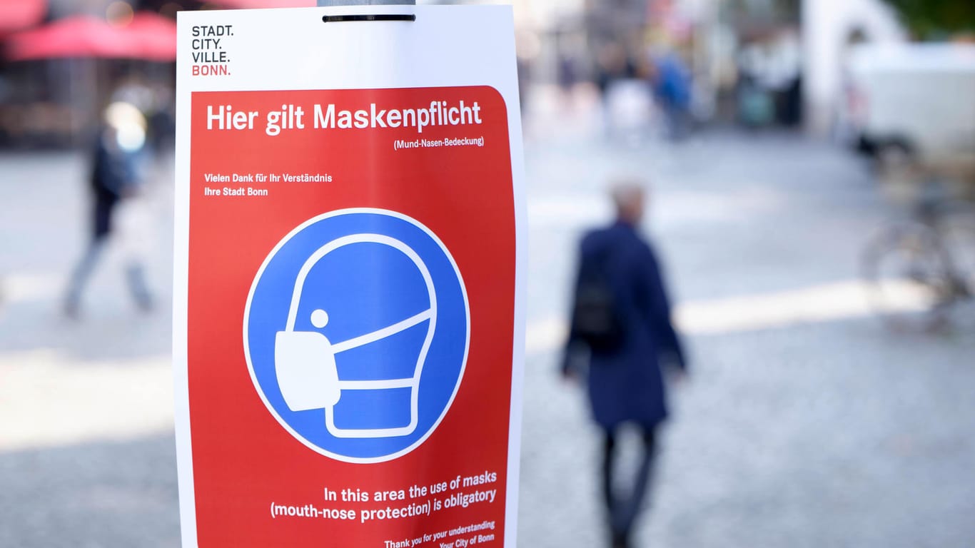 Maskenpflicht-Hinweisschilder in Bonn: Ab sofort gelten strengere Maßnahmen.