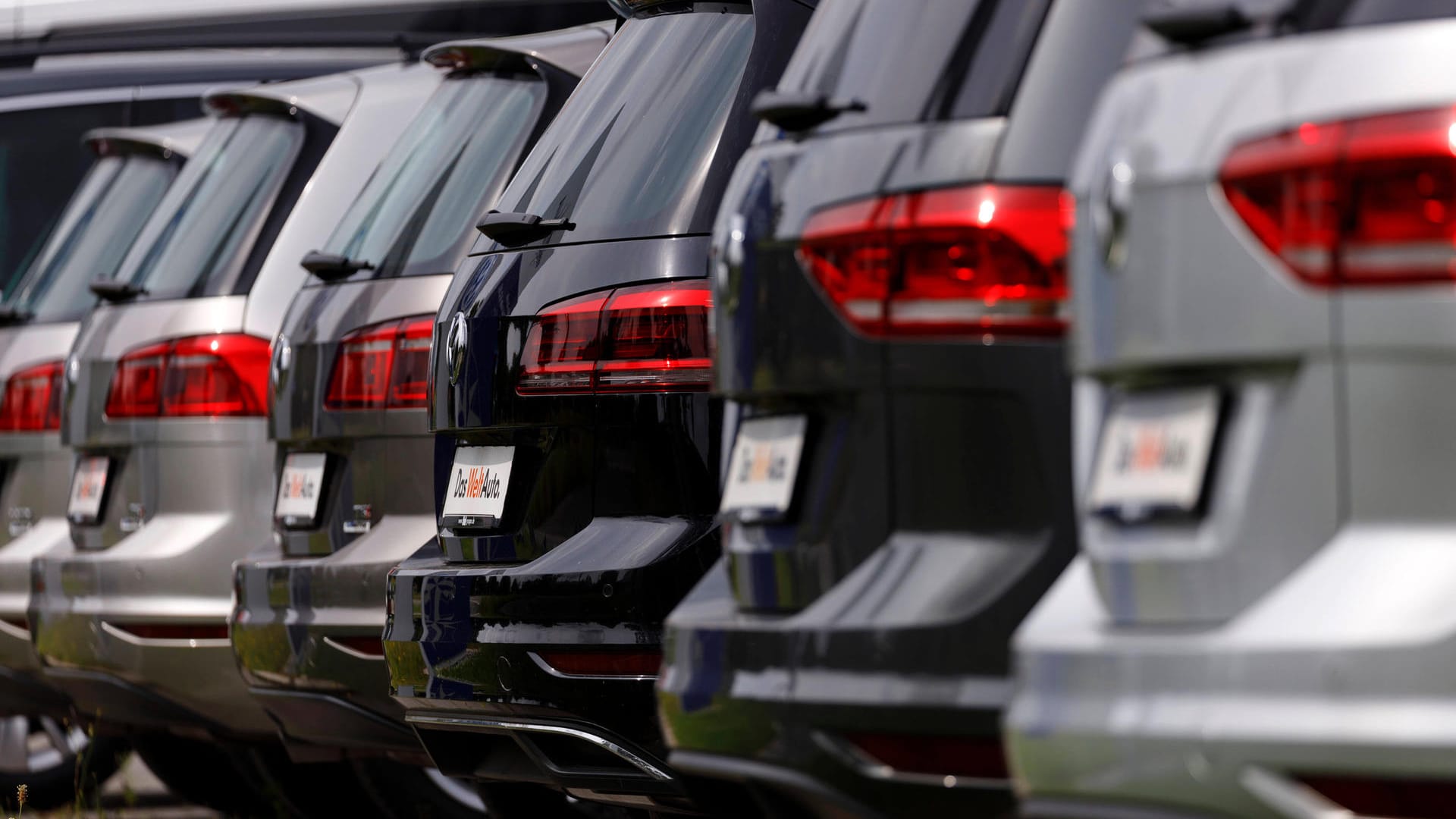 Neuwagen vorm Autohaus: Große Rabatte geben die Hersteller derzeit nicht. Neuwagen vorm Autohaus: Große Rabatte geben die Hersteller derzeit nicht.