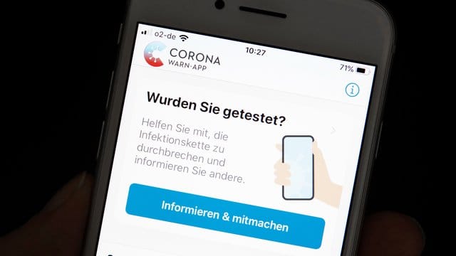 Die Corona-Warn-App: Nur wenn Menschen ihr positives Testergebnis eingeben, kann die Corona-App Warnmeldungen produzieren. Die Corona-Warn-App: Nur wenn Menschen ihr positives Testergebnis eingeben, kann die Corona-App Warnmeldungen produzieren.
