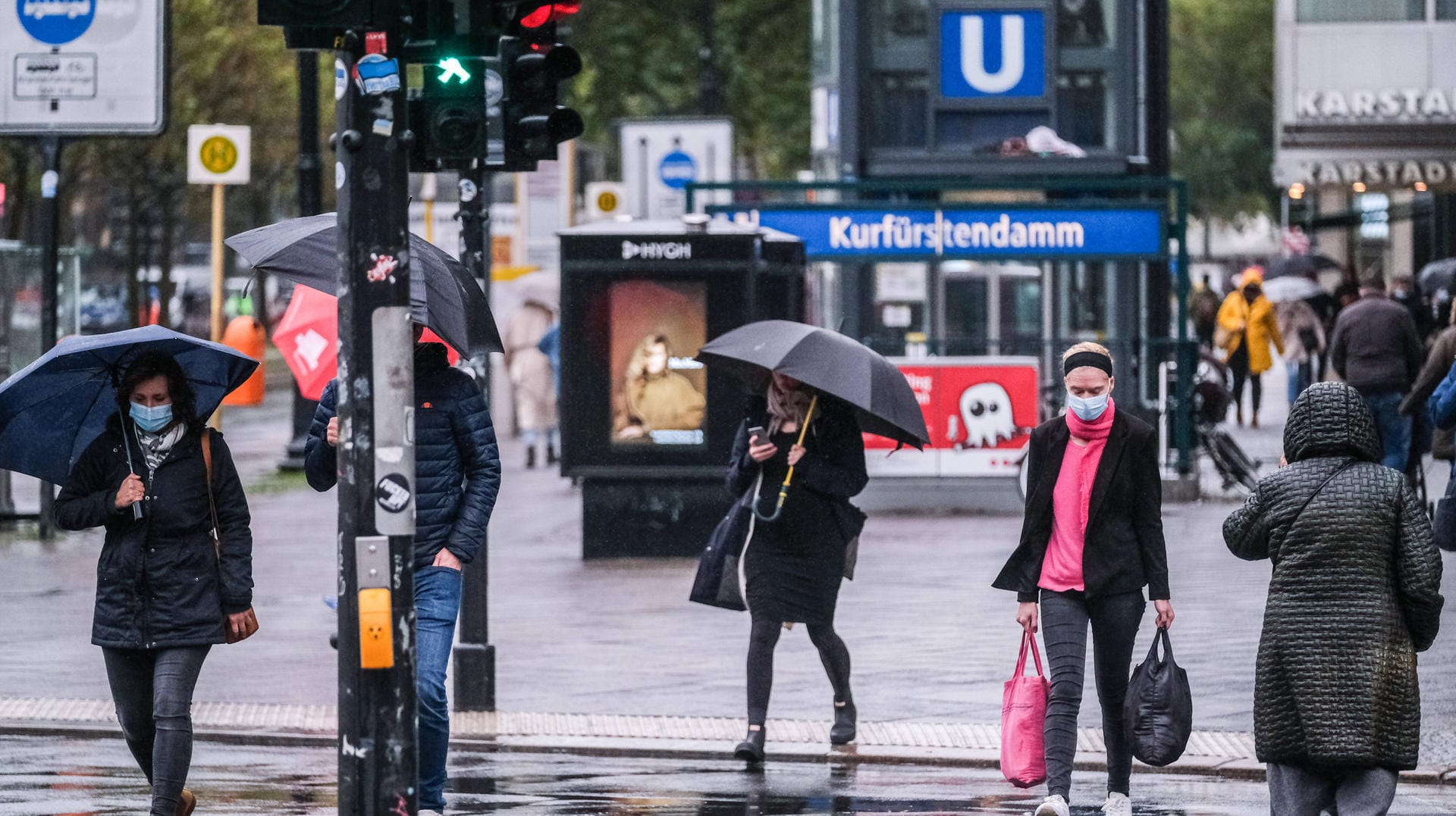 Blick auf einen Eingang zur U-Bahnstation Kurfürstendamm in Berlin-Charlottenburg: Wegen des Teil-Lockdowns müssen in Berlin zahlreiche Geschäfte und Betriebe schließen.