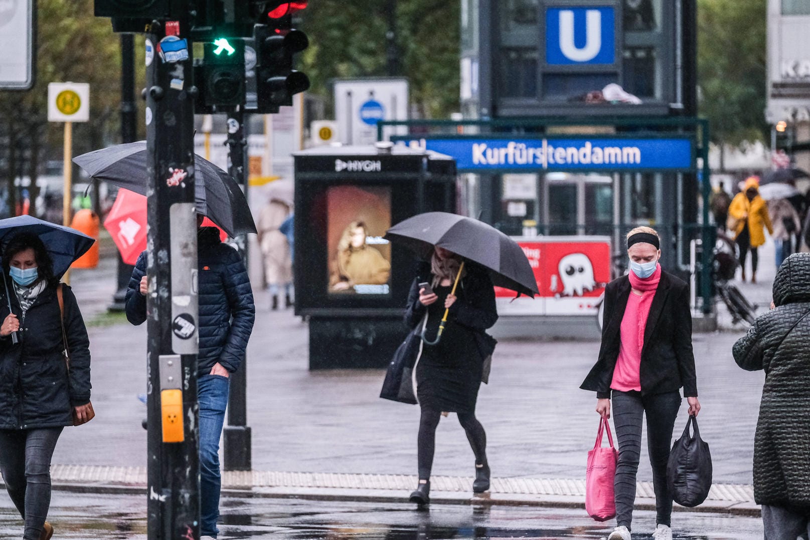 Blick auf einen Eingang zur U-Bahnstation Kurfürstendamm in Berlin-Charlottenburg: Wegen des Teil-Lockdowns müssen in Berlin zahlreiche Geschäfte und Betriebe schließen.