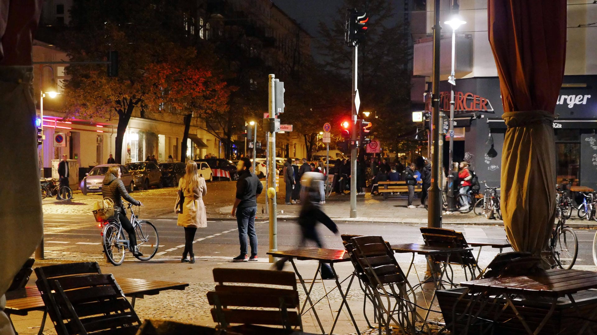 Blick auf eine leere Straße im nächtlichen Berlin: Bars und Gastronomie dürfen nicht mehr öffnen, Essen zum Abholen und Liefern ist allerdings erlaubt.